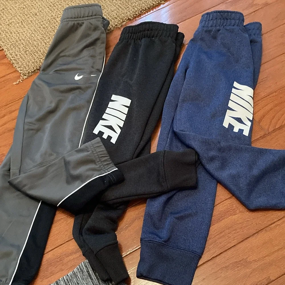 Bundle of 6 Nike hoodies, pull over & 3 sweatpants. Total of 9 items - Picture 5 of 16